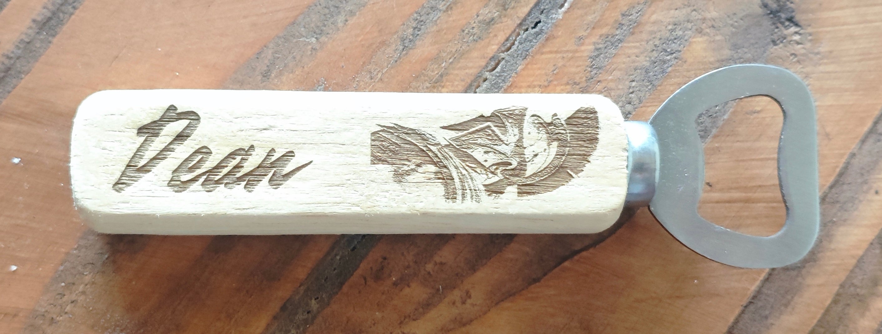 Personalisierter Flaschenöffner mit Holzgriff – mit Wunschgravur, Name, Spruch oder Motiv