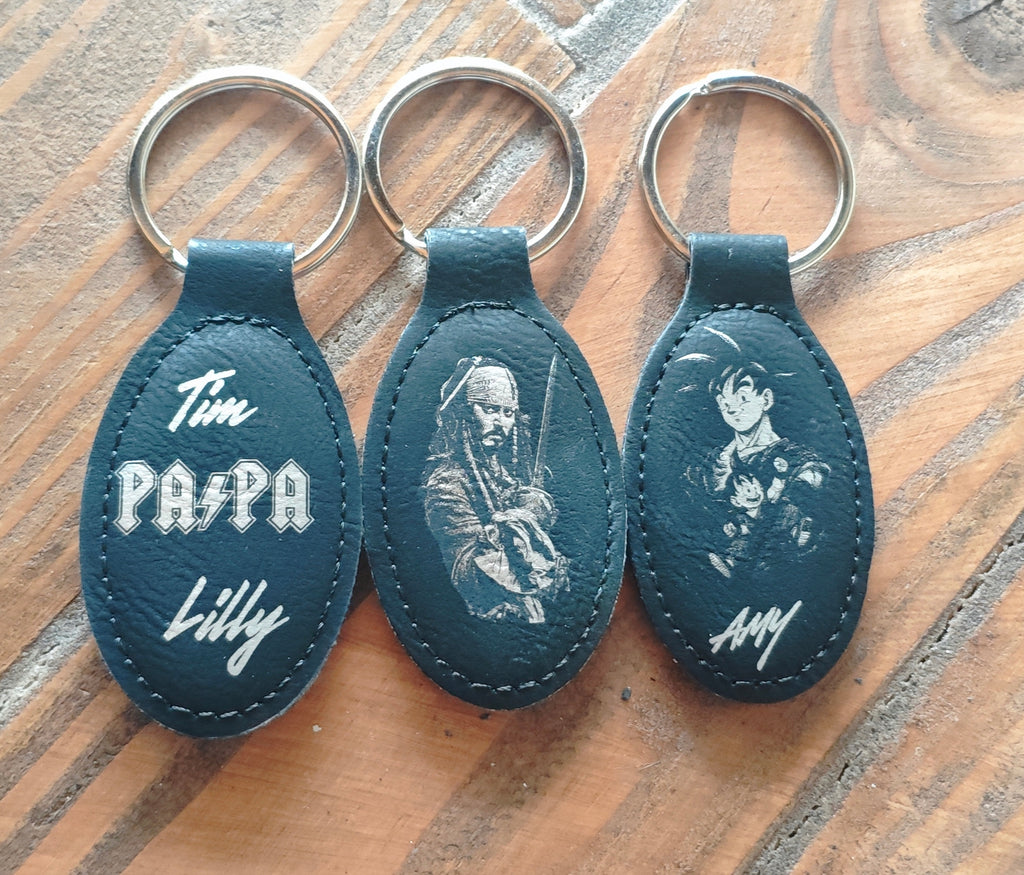 Personalisierter Leder-Schlüsselanhänger 7×3,5 cm – mit weißer Gravur, Wunschtext, Name oder Motiv