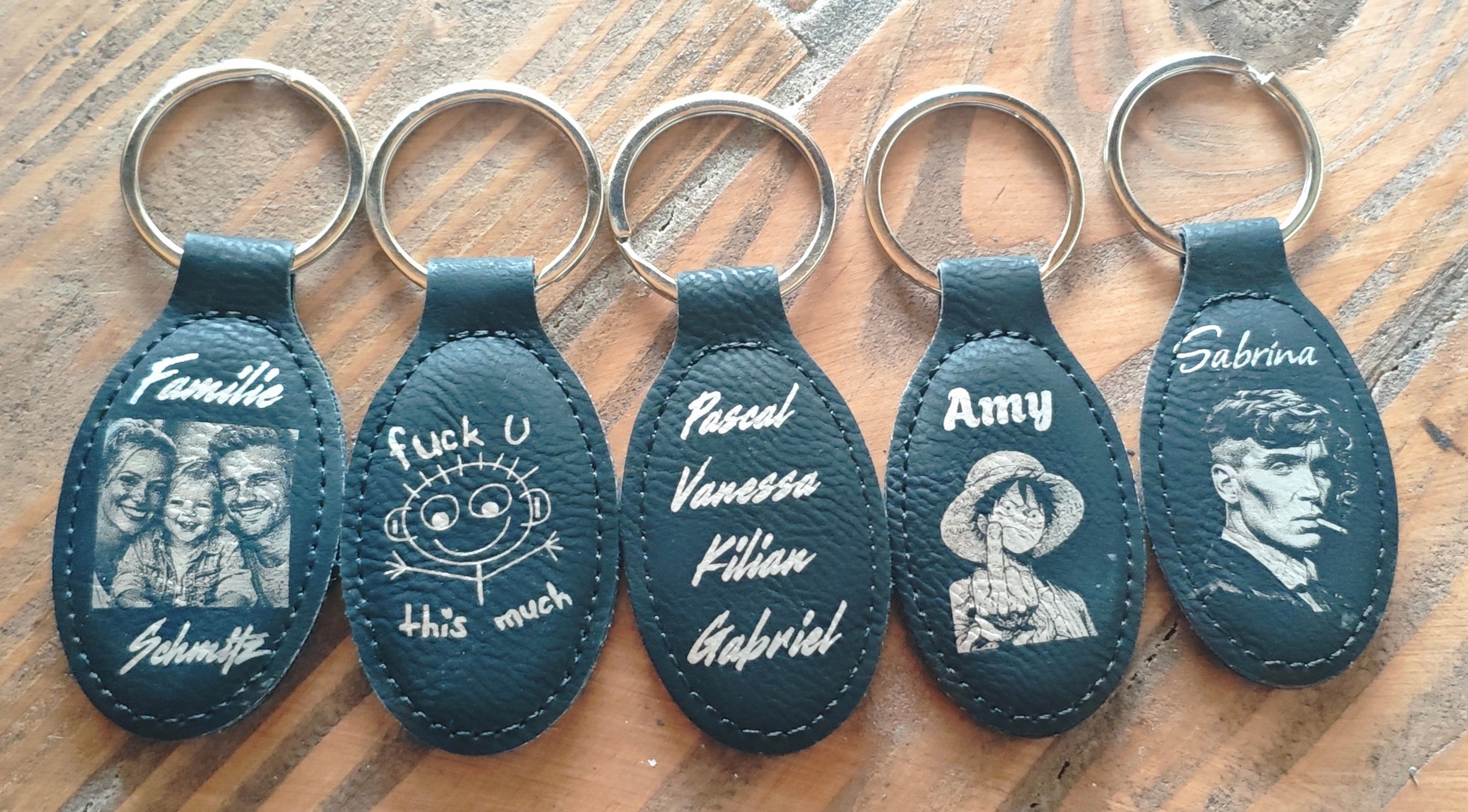 Personalisierter Leder-Schlüsselanhänger 7×3,5 cm – mit weißer Gravur, Wunschtext, Name oder Motiv